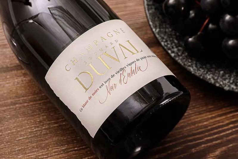 Who said Pinot Noir is only for red wines? Champagne from Cote des Bar is made from Pinot noir and called Blanc de Noir. Those Champagne tend to be more on the fruity and wine side.One of the best is Noir d’Eulalie, from my friend Edouard Duval #pinotnoir #ilovepinotnoir #champagne #edouarduval #blancdenoir